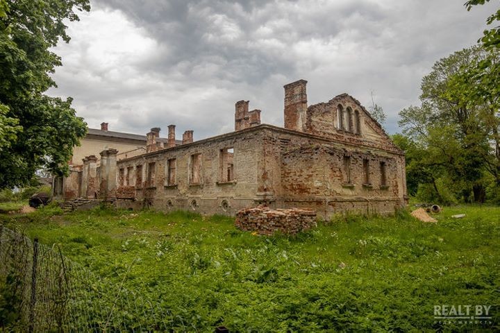 Хозяина репрессировали, жена с ребенком сбежали в Польшу. Как выглядит усадьба в Каштановке спустя 80 лет (Брестская область)