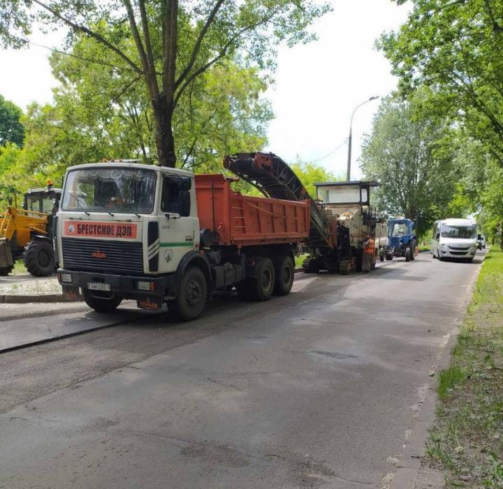 В Бресте по улице ГОБК началась замена асфальта