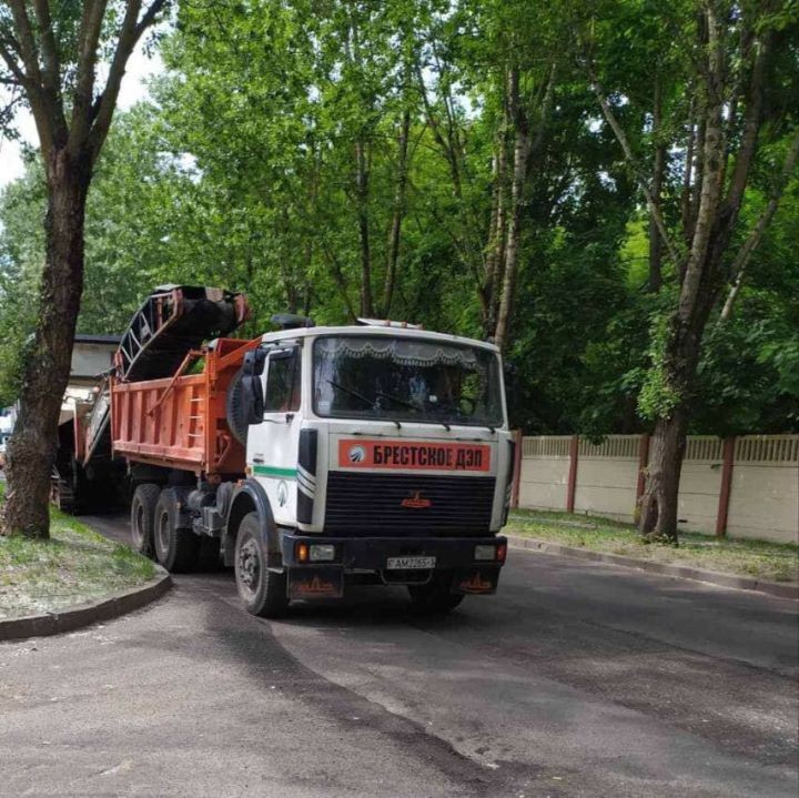 В Бресте по улице ГОБК началась замена асфальта