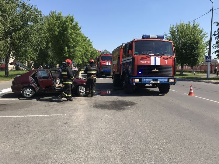 В Ганцевичах у легковушки из-под капота пошел дым