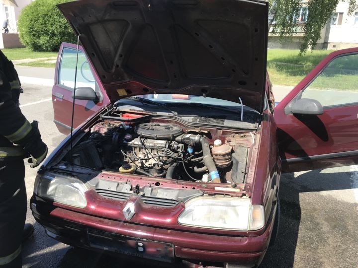 В Ганцевичах у легковушки из-под капота пошел дым