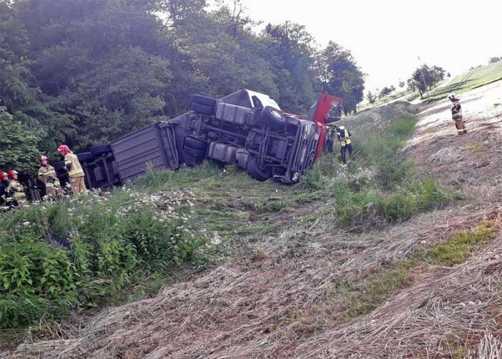 В Польше опрокинулась фура с белорусом за рулем