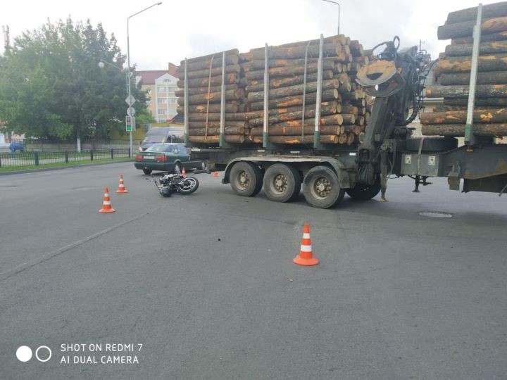 В Пинске мотоциклист пытался избежать столкновения с лесовозом и перевернулся