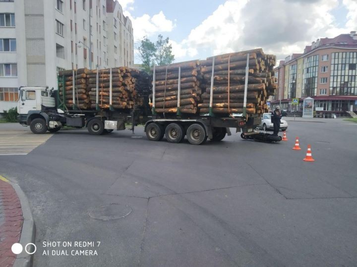 В Пинске мотоциклист пытался избежать столкновения с лесовозом и перевернулся