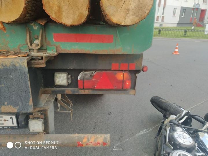 В Пинске мотоциклист пытался избежать столкновения с лесовозом и перевернулся