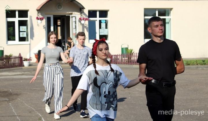 Как готовятся к выпускному в сельской школе (Брестская область)