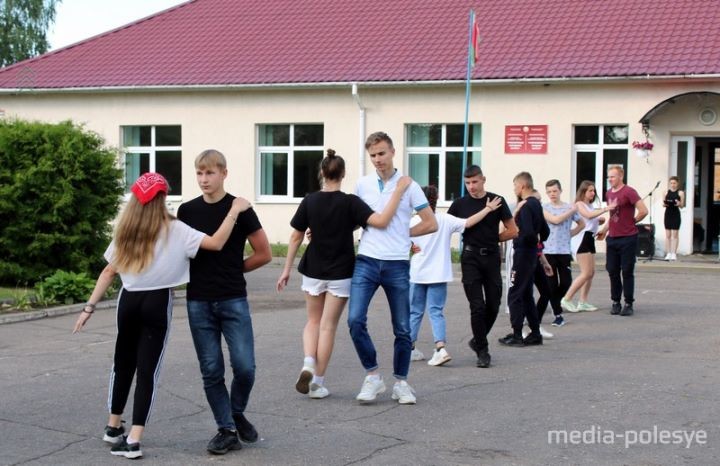 Как готовятся к выпускному в сельской школе (Брестская область)