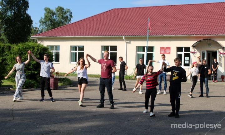 Как готовятся к выпускному в сельской школе (Брестская область)