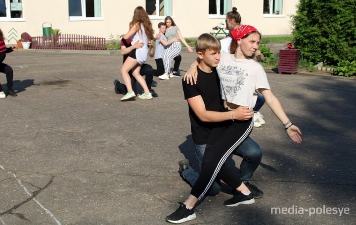 Как готовятся к выпускному в сельской школе (Брестская область)