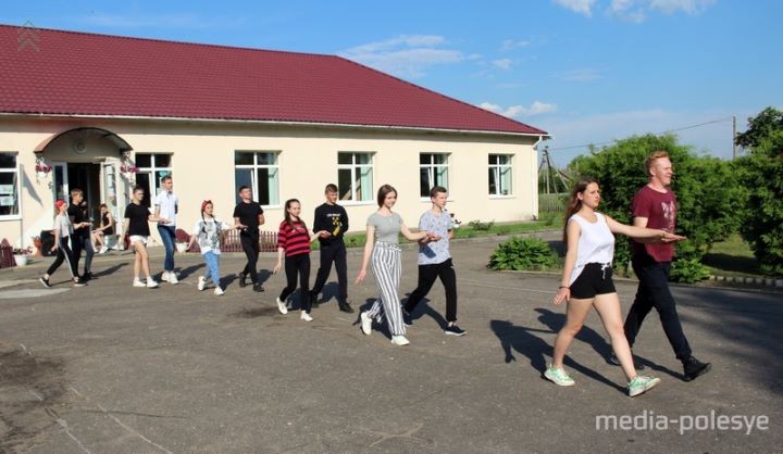 Как готовятся к выпускному в сельской школе (Брестская область)