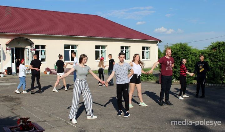 Как готовятся к выпускному в сельской школе (Брестская область)