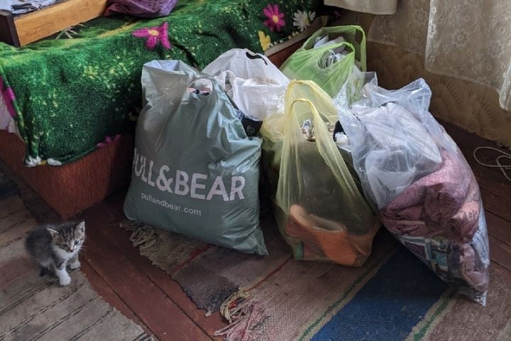 Волонтеры третий месяц подряд доставляют продукты жителям Пинского района, оставшимся без пенсии