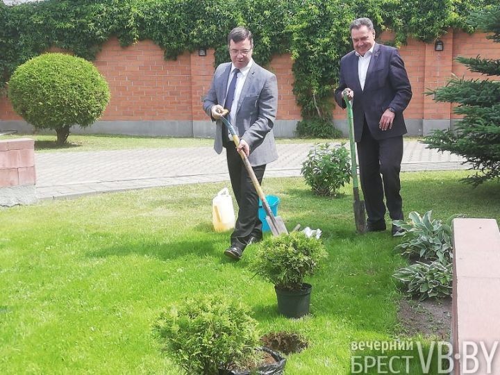 На территории Генерального консульства России был высажен свой сад в память о погибших в годы Великой Отечественной войны.