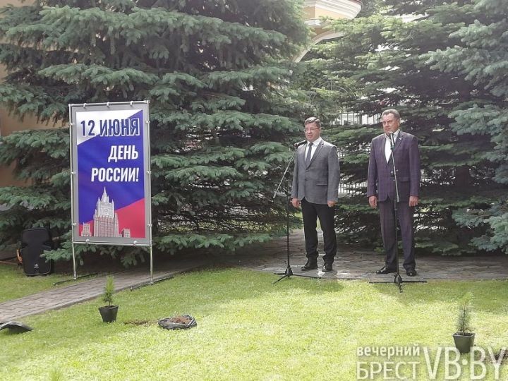 На территории Генерального консульства России был высажен свой сад в память о погибших в годы Великой Отечественной войны.