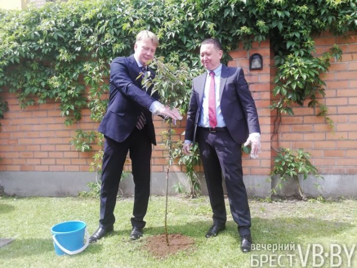 На территории Генерального консульства России был высажен свой сад в память о погибших в годы Великой Отечественной войны.