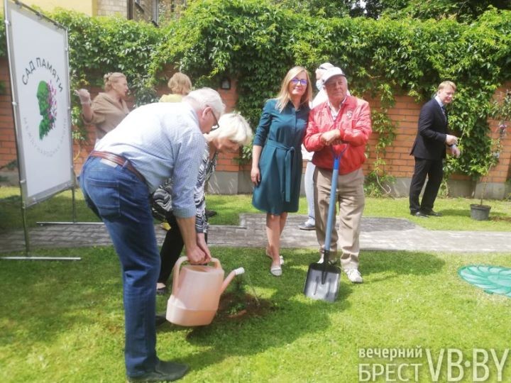 На территории Генерального консульства России был высажен свой сад в память о погибших в годы Великой Отечественной войны.