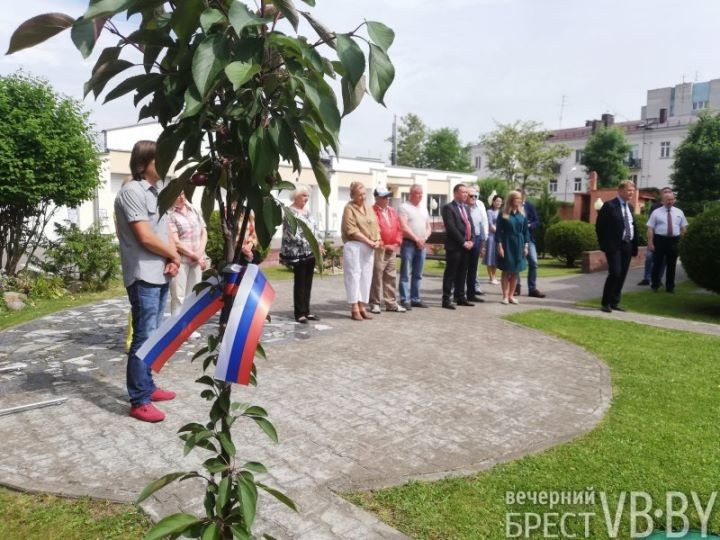 На территории Генерального консульства России был высажен свой сад в память о погибших в годы Великой Отечественной войны.