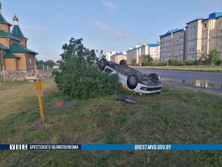 ДТП на улице Мошенского в Бресте: автомашина на крыше, сломано дерево