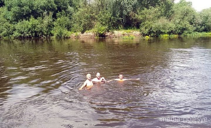 Группа путешественников из Бреста оценила красоту Полесья и его богатую на события историю