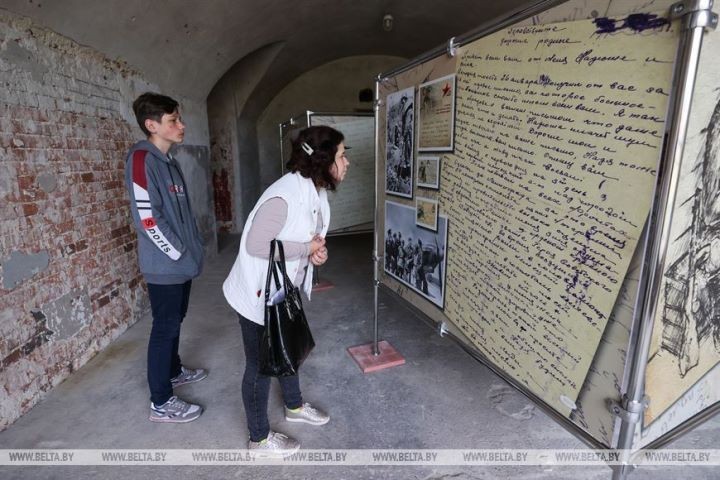 Фотовыставка «Судьбы, сложенные в треугольник» проходит в Брестской крепости