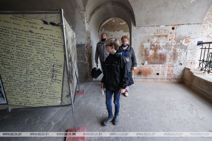 Фотовыставка «Судьбы, сложенные в треугольник» проходит в Брестской крепости