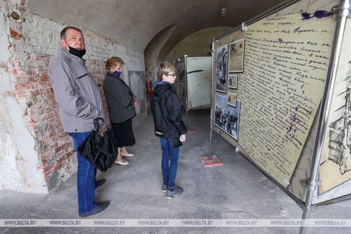 Фотовыставка «Судьбы, сложенные в треугольник» проходит в Брестской крепости