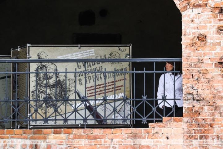 Фотовыставка «Судьбы, сложенные в треугольник» проходит в Брестской крепости