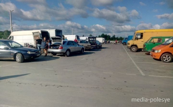 На оптовом рынке во Дворце появились бочки. Клубнику принимают по 30 копеек