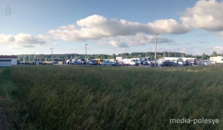 На оптовом рынке во Дворце появились бочки. Клубнику принимают по 30 копеек