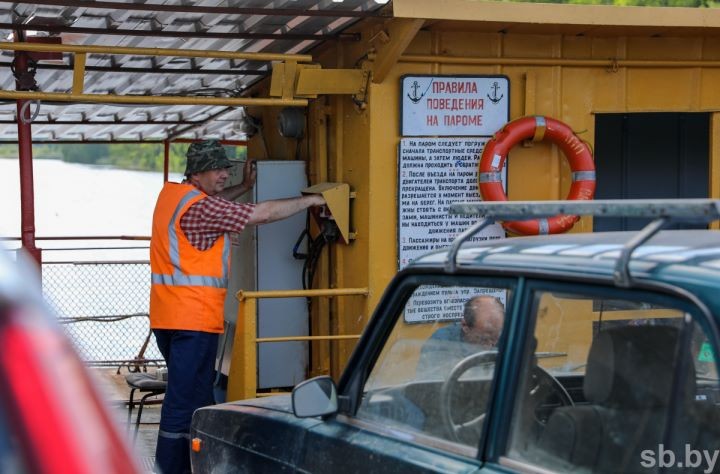 Как маленький паром в Кобринском районе соединяет два больших берега