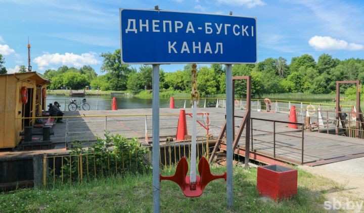 Как маленький паром в Кобринском районе соединяет два больших берега