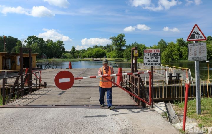 Как маленький паром в Кобринском районе соединяет два больших берега