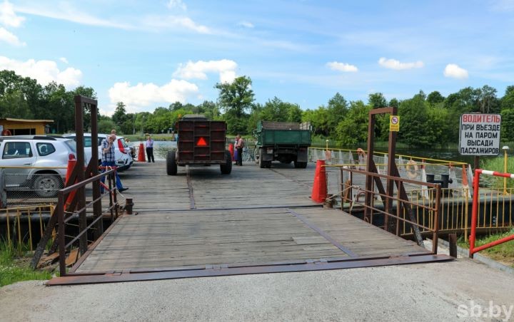 Как маленький паром в Кобринском районе соединяет два больших берега