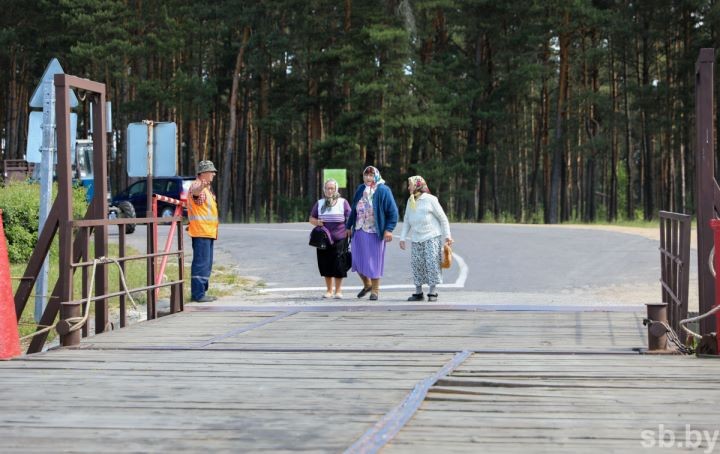 Как маленький паром в Кобринском районе соединяет два больших берега