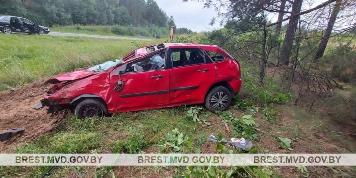 В Пружанском районе легковушка съехала в кювет и опрокинулась. Погибла 70-летняя женщина 