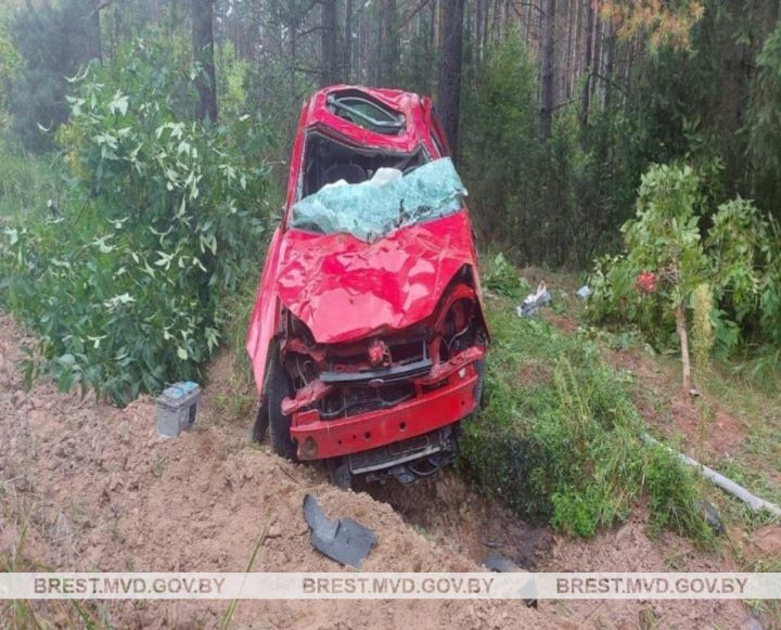 В Пружанском районе легковушка съехала в кювет и опрокинулась. Погибла 70-летняя женщина 