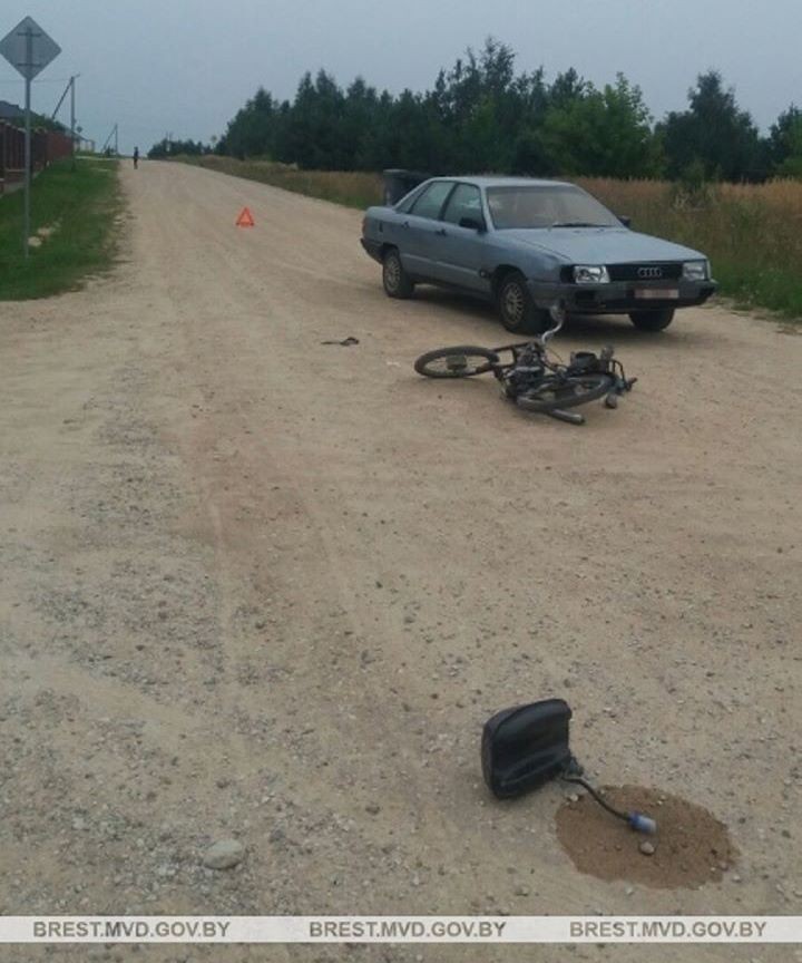 В Каменце 11-летний водитель мопеда вместе с 5-летним пассажиром врезались в легковушку. Оба госпитализированы
