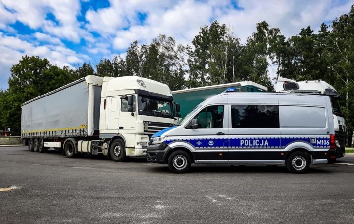 В Польше белорус вез древесину на фуре без одного колеса