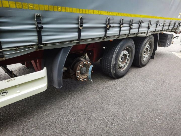 В Польше белорус вез древесину на фуре без одного колеса