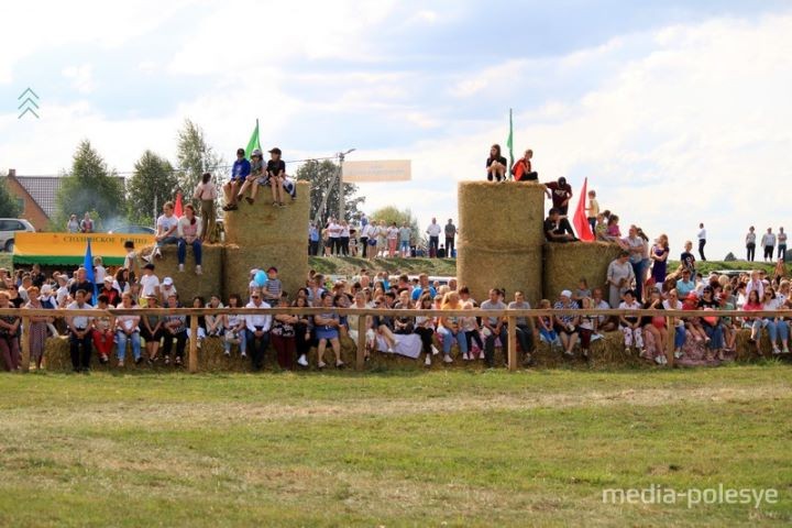 500 кг овса достались лошади по кличке Медведь. В Брестской области прошли соревнования на конных упряжках