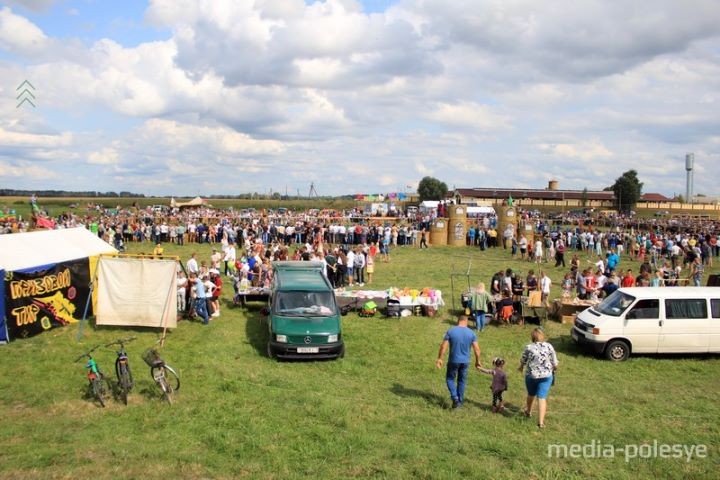 500 кг овса достались лошади по кличке Медведь. В Брестской области прошли соревнования на конных упряжках