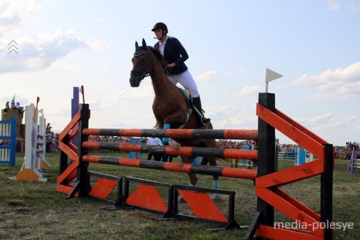 500 кг овса достались лошади по кличке Медведь. В Брестской области прошли соревнования на конных упряжках