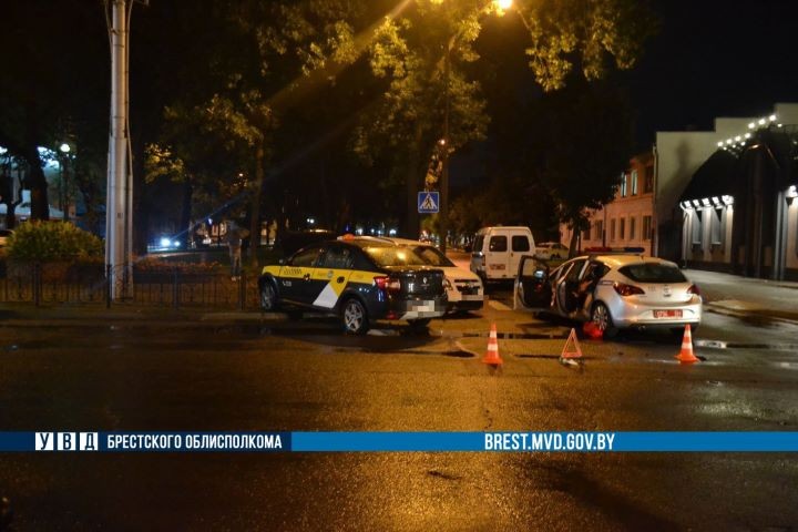 В Бресте на перекрестке улиц Карла Маркса и Гоголя произошло ДТП с участием автомобиля такси. В ГАИ рассказали подробности