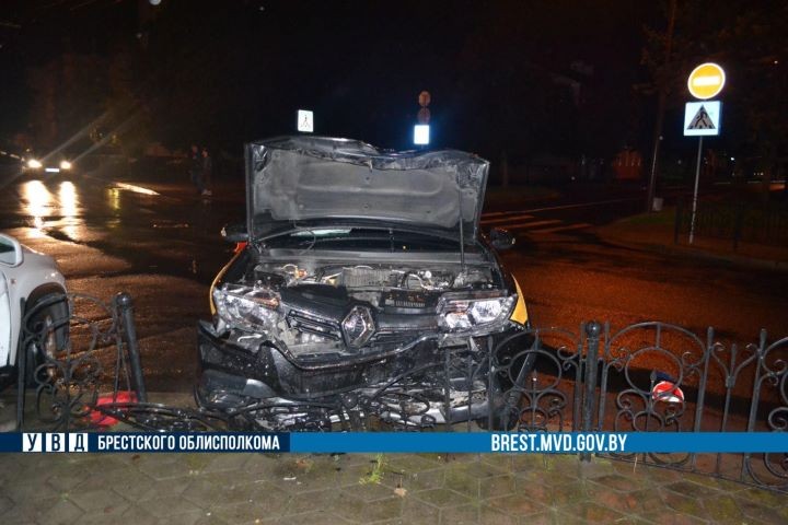 В Бресте на перекрестке улиц Карла Маркса и Гоголя произошло ДТП с участием автомобиля такси. В ГАИ рассказали подробности