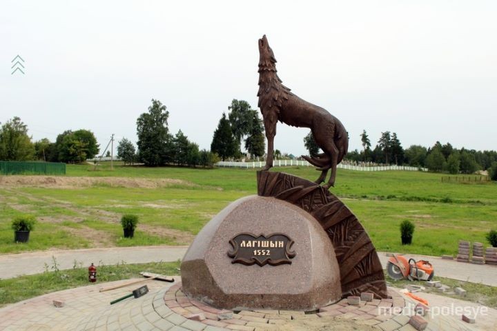 В Логишине установили скульптуру волка на лосиных ногах