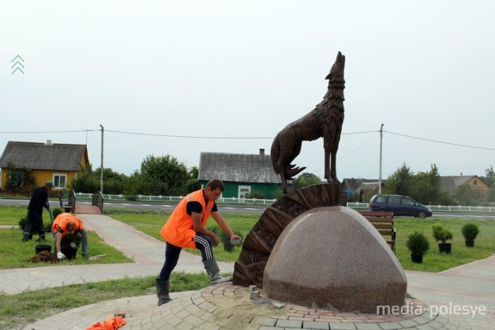 В Логишине установили скульптуру волка на лосиных ногах