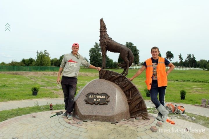 В Логишине установили скульптуру волка на лосиных ногах