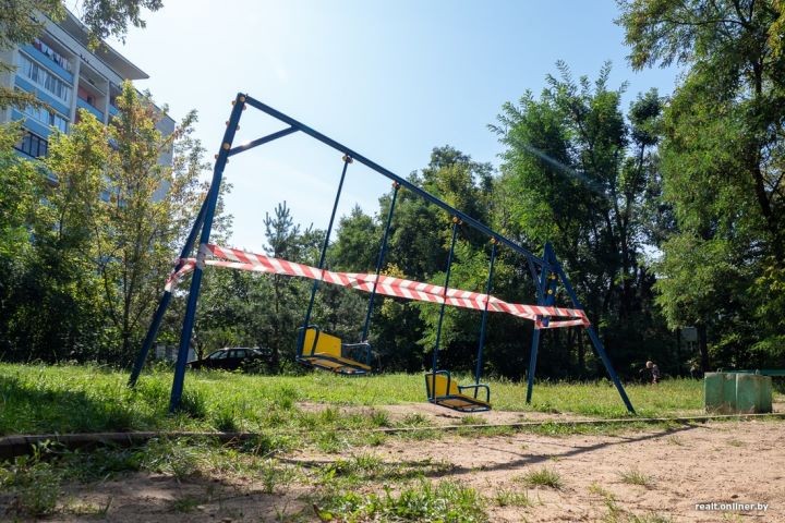 На ребенка упала перекладина от качелей. Суд решил, что коммунальщики должны за это заплатить