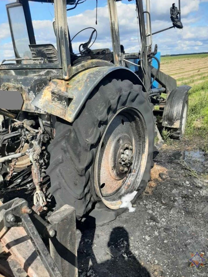 В Пружанском районе загорелся трактор (видео и фото)