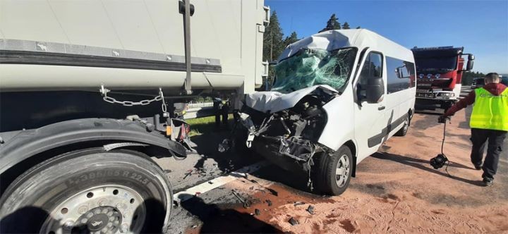 В Польше микроавтобус с девятью белорусами врезался в фуру